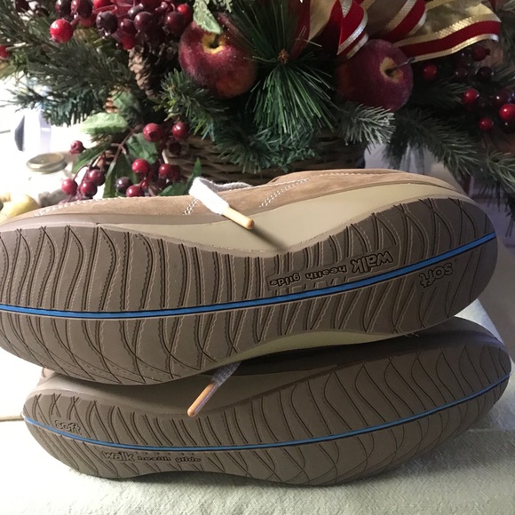 Shoes - Picture 5 of 6